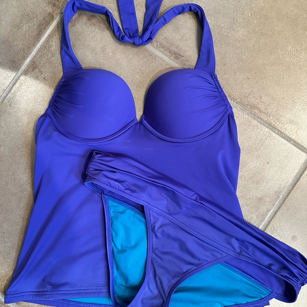 Victoria’s Secret bombshell tankini